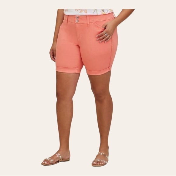 torrid Pants - Torrid Bermuda Aviator Stretch Twill Mid-Rise Short - Size 24